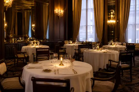 Jídelna restaurace s prostřenými stoly